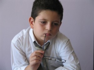 niño pensativo factor